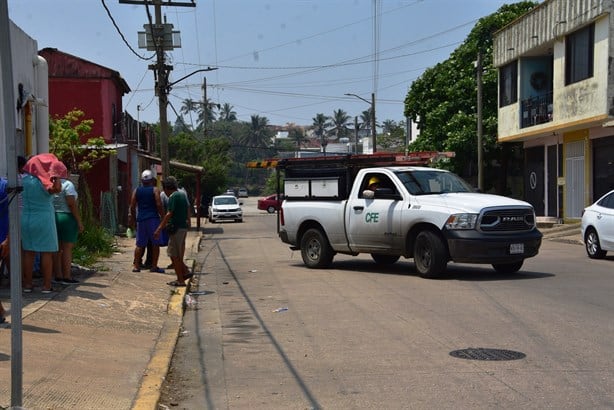 Bloquean avenidas en colonia Puerto México por falta de energía eléctrica; encerraron camioneta de la CFE | VIDEO