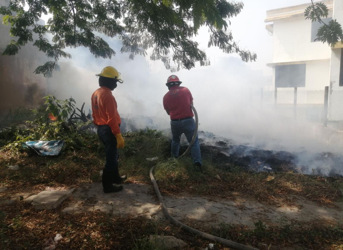 Bomberos de Coatzacoalcos combaten incendio en la colonia Petrolera | VIDEO
