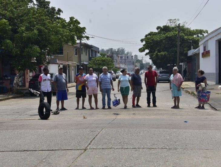 Bloquean avenidas en colonia Puerto México por falta de energía eléctrica; encerraron camioneta de la CFE | VIDEO