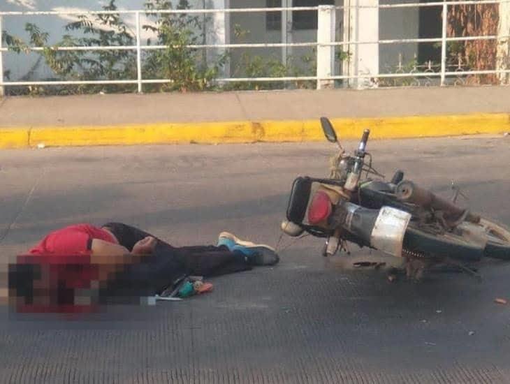 Motocilista derrapa en Minatitlán y resulta gravemente herido | VIDEO