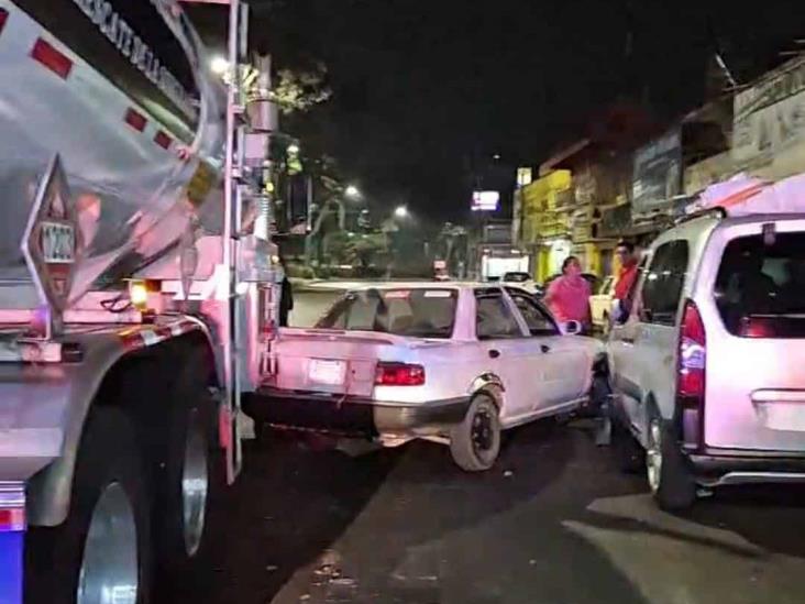 Choque múltiple en avenida de Xalapa involucra a pipa de Pemex