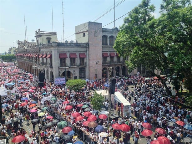 Al grito de Presidenta y Gobernadora, miles abarrotan centro de Xalapa en apoyo a Sheinbaum y Nahle