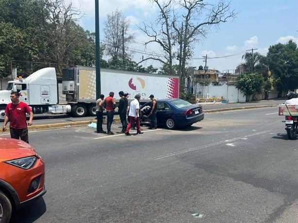 Choca auto contra camellón central del bulevar Banderilla