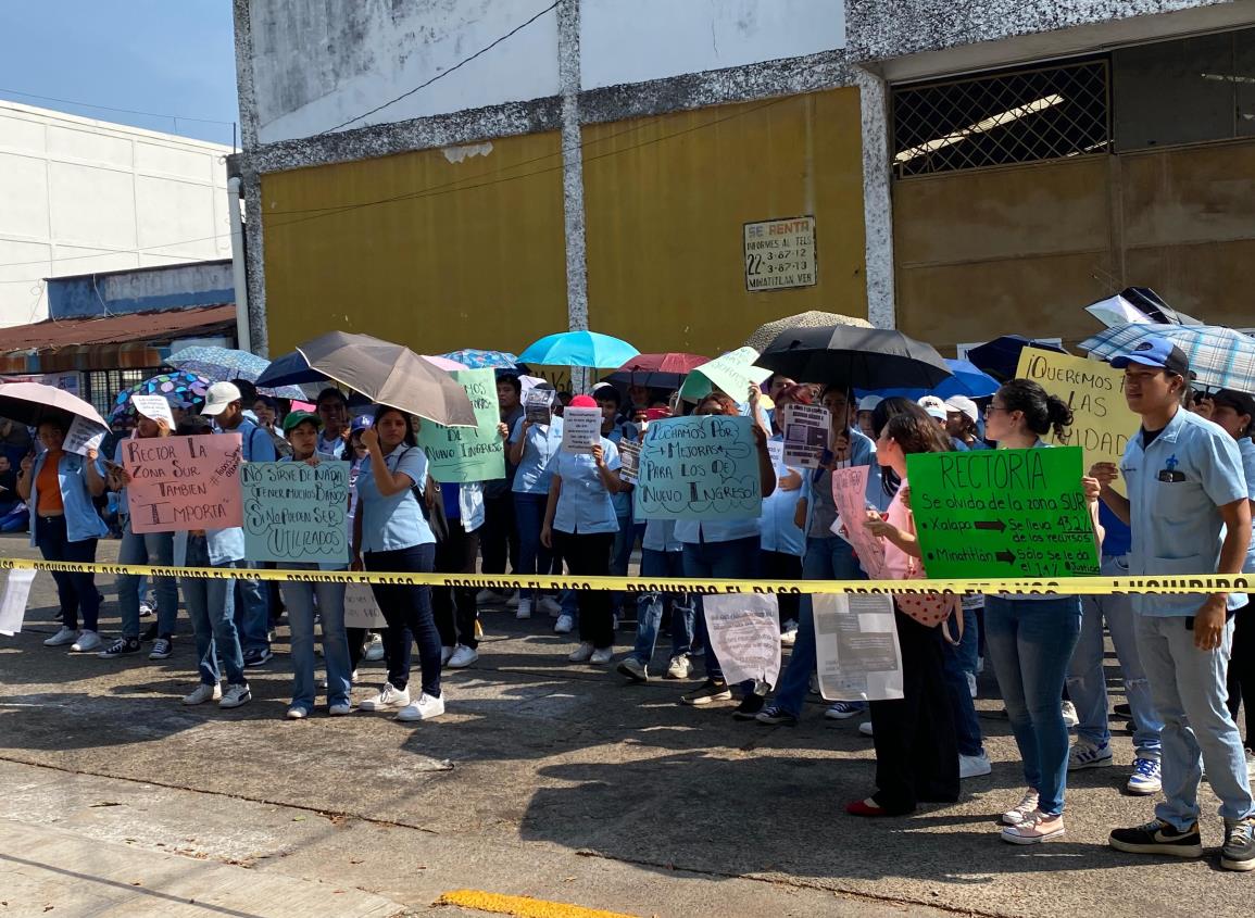 UV de Minatitlán: Alumnos de odontología realizan huelga en plenos exámenes de admisión