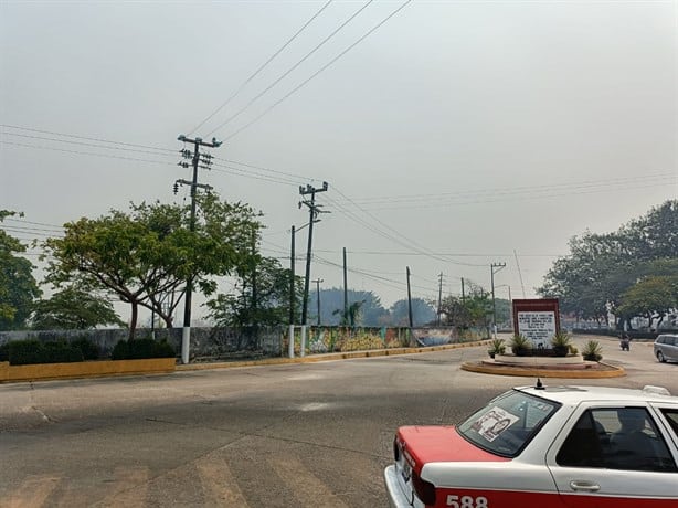 Por incendio de pastizales se cubre de humo Nanchital