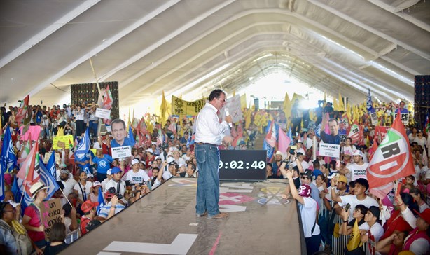 Coatzacoalcos está secuestrado por la pobreza y la desigualdad: Pepe Yunes