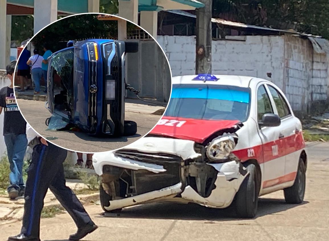 Taxista provoca volcadura de camioneta en Cosoleacaque l VIDEO