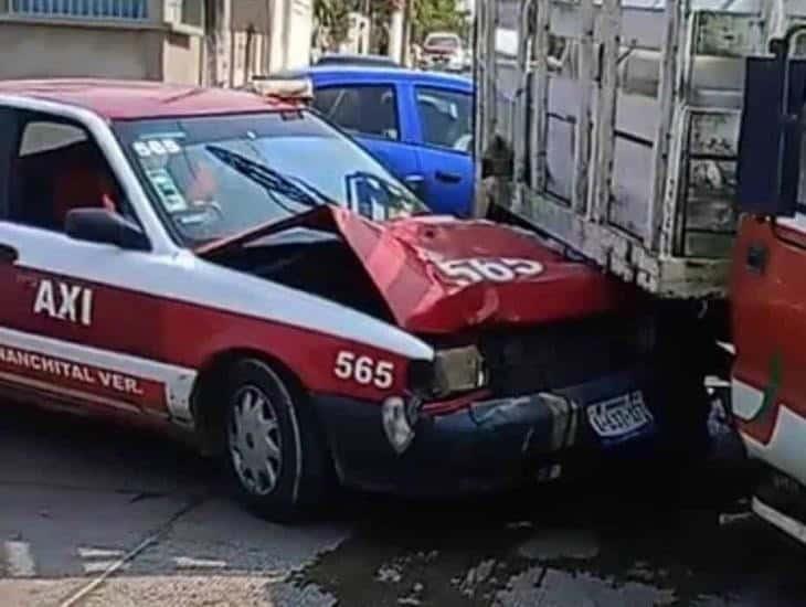 Taxi terminó estrellado contra camioneta tras perder el control