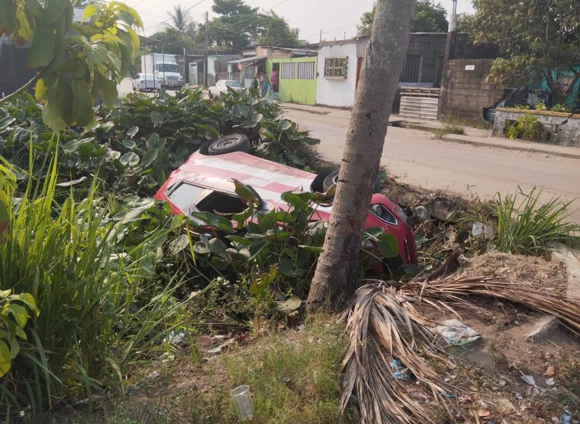 Taxista pierde el control y termina en canal de aguas negras en Coatzacoalcos